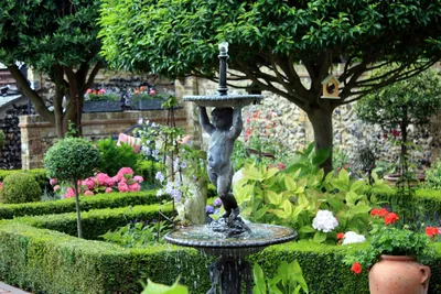 Итальянские сады стиля в Duino Стоковое Фото - изображение насчитывающей  куст, замок: 77695522