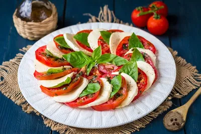 Для тех, кто на диете: рецепт итальянского салата с клубникой и авокадо  (видео). Читайте на UKR.NET