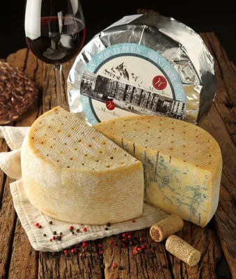 Сыр мягкий Итальянские сыры Бри из овечьего молока с белой плесенью 50% ~80  г - купить с доставкой на дом в СберМаркет
