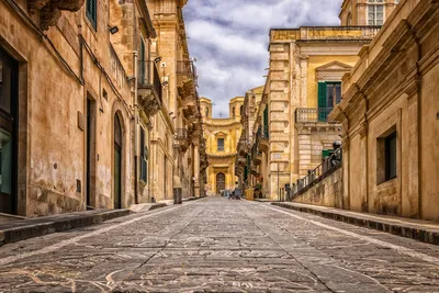 Типичные узкие итальянские улицы на живописном городке Tellaro Италии  Стоковое Фото - изображение насчитывающей среднеземноморск, залив: 119832542