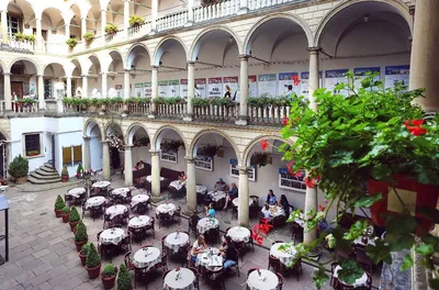 Итальянский дворик одновременно является памятником старины, историческим  музеем и рестораном.