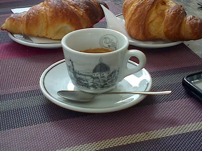 Итальянский завтрак с кофе и сандвичем Стоковое Изображение - изображение  насчитывающей день, счастливо: 29458621