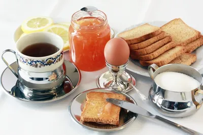 Традиционный итальянский завтрак Стоковое Изображение - изображение  насчитывающей кофе, листья: 80123135