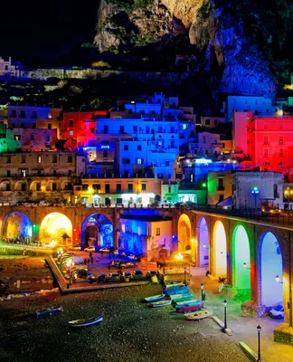 Поситано, побережье Амальфи, Италия Стоковое Фото - изображение  насчитывающей городок, скала: 165157518