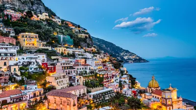 Амальфи, Италия - панорама городка на побережье Амальфи Стоковое Фото -  изображение насчитывающей залив, историческо: 121288106