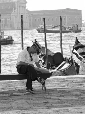 Черно-белые гондолы в Венеции, Италии Редакционное Фотография - изображение  насчитывающей люди, италия: 111014637