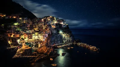 Beautiful tourist town in Italy, at night [Wallpaper] | dotTech