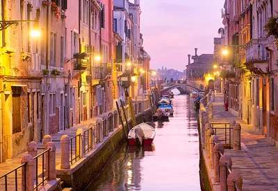 Вечерний город Венеция каналы, Италия