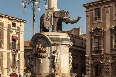 Улица Etnea, Катания, Сицилия, Италия Редакционное Стоковое Изображение -  изображение насчитывающей туризм, строя: 121439424