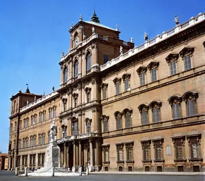 File:Streets in Modena, Italy, 2019, 23.jpg - Wikimedia Commons