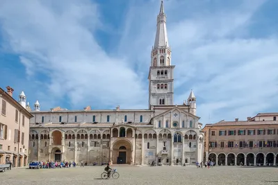 A Day Trip to Modena - Lions in the Piazza