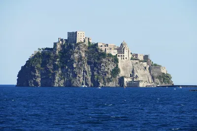 Искья самостоятельно - Арагонский замок на острове Искья(Италия) является  визитной карточкой острова Искья. Так же остров Искья известен как  термальный курот. За организацией вашего отдыха и экскурсий пишите в личку  или whatsapp,