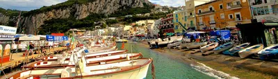 Остров Капри, пляж и скалы Faraglioni, Италия, Европа Стоковое Фото -  изображение насчитывающей красивейшее, круиз: 57205338