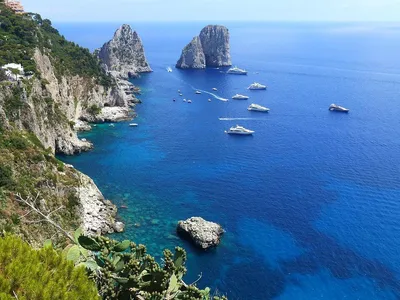 Остров Капри, Я Fraglioni, Италия Фотография, картинки, изображения и  сток-фотография без роялти. Image 50841420