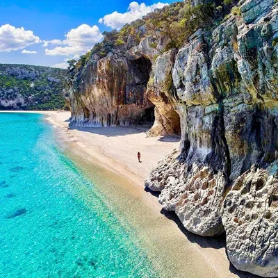 Пляж Идиллия в Баджа Сардиния, Остров Сардиния, Италия Стоковое Изображение  - изображение насчитывающей берег, сценарно: 160123909