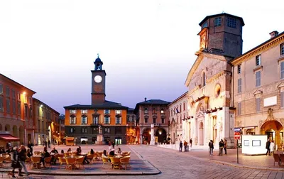 Центр города реджо-эмилия, Италия Редакционное Фото - изображение  насчитывающей город, цветы: 168457526