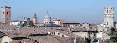 Центр города реджо-эмилия, Италия Редакционное Фотография - изображение  насчитывающей фонтаны, строя: 168457542