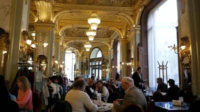 Кафе Нью-Йорка- Будапешт, Венгрия Редакционное Стоковое Изображение -  изображение насчитывающей зодчества, гостиница: 167357379