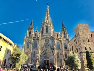Барселона Испания Июля 2018 Года Люди Посещают Собор Святого Креста –  Стоковое редакционное фото © 1000Words #221659956
