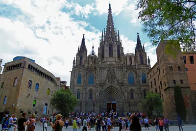 Кафедральный собор Святого Креста и Святой Евлалии, Барселона. Отели рядом,  фото, видео, как добраться — Туристер.Ру