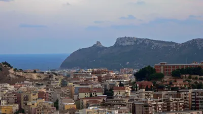 Италия, Сардиния, Кальяри, укрепленный город Редакционное Изображение -  изображение насчитывающей порт, людск: 93948880
