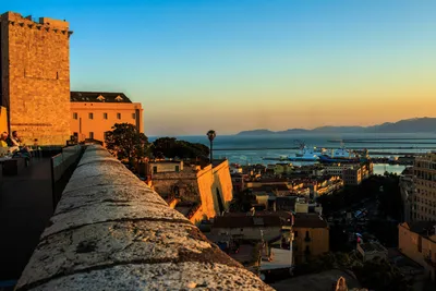 Кальяри - Сардиния, Италия: Городской пейзаж старого центра города Стоковое  Изображение - изображение насчитывающей городок, горизонт: 100518167