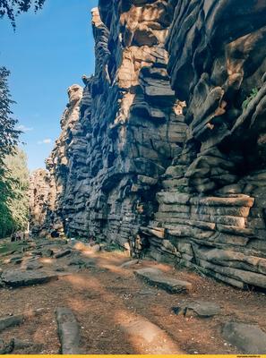 File:Шарташские каменные палатки матрацевидной формы, возникшей в  результате действия ветра, воды, температуры. Екатеринбург.jpg - Wikimedia  Commons