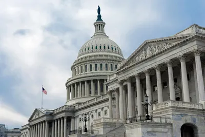 Здание Капитолия США показано с отражением воды в нем, фотографии здания  капитолия, правительство, США фон картинки и Фото для бесплатной загрузки