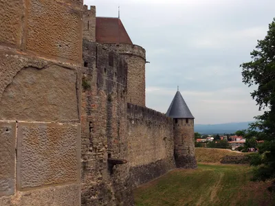 Каркассон, франция Туристы посещая живописную средневековую крепость Список  ЮНЕСКО Редакционное Изображение - изображение насчитывающей туризм,  сценарно: 59527135