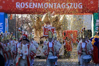 люди, одетые в уникальные костюмы для фашневого карнавала в Германии  Редакционное Изображение - изображение насчитывающей германия,  достопримечательностью: 268420435
