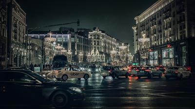 Новая пешеходная улица в центре Москвы: Брусчатка XIX века, увитые зеленью  арки и фонари под старину - KP.RU