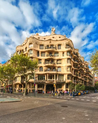 Дом Мила. Описание, фото и видео, оценки и отзывы туристов.  Достопримечательности Барселоны, Испания.