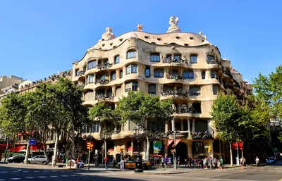 Барселона - лучший город для жизни. Путешествия по Испании - БАРСЕЛОНА. Каса  Мила - архитектор Антони Гауди. Сентябрь. Дождя как и не было +28 📸Руслан  👉Мои индивидуальные (гастро)экскурсии по Барселоне (пешком и