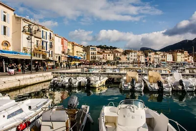 Кассис, французский город, расположенный на средиземноморском побережье  Редакционное Фотография - изображение насчитывающей каникула,  среднеземноморск: 160594832