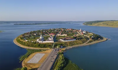 Остров - град Свияжск близ Казани.