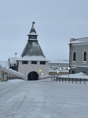 В Казани для борьбы со снегом на дороги выведено более 1000 единиц техники  - KP.RU