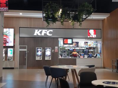 В ресторане быстрого питания Kfc в торговом центре. По вертикали. Москва,  Россия 03312021 Редакционное Фото - изображение насчитывающей меню, питье:  215297166