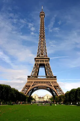 Эйфелеву башню подсветили цветами украинского флага. Мэр Парижа  прокомментировала: \"Слава Україні!\"