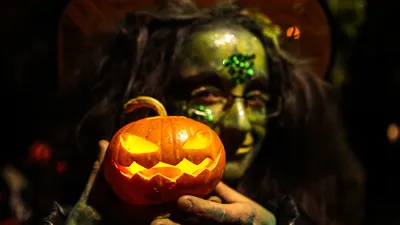 Хэллоуин 2023: история праздника, традиции и самые смелые образы
