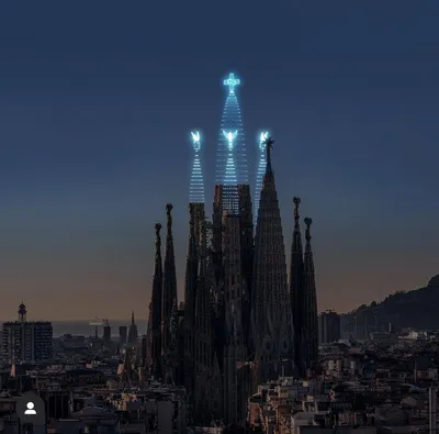 В Барселоне завершили строительство новой башни в соборе Саграда-Фамилия
