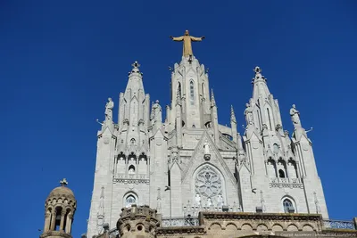 RTVI US - Две башни Саграда Фамилии в Барселоне официально достроили Храм  Святого Семейства (Саграда Фамилия) в Барселоне начали возводить еще в 1882  году, его проект разработал знаменитый испанский архитектор Антонио Гауди.