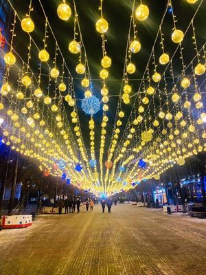 В Челябинске на Кировке зажгли новый световой тоннель