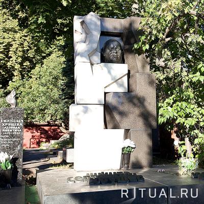 Донское кладбище: могилы знаменитостей, похороненных на кладбище в Москве