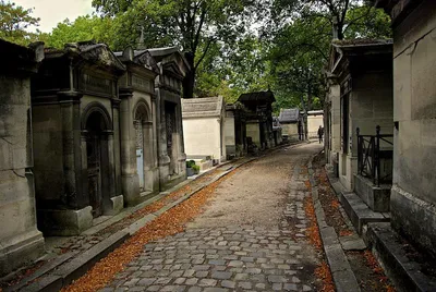 Гулять в Париже ... на кладбище! Одно из известнейших мест - кладбище  Пер-Лашез. Много фото | Дотошный турист | Дзен