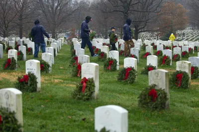 Голос Америки on X: \"Десятки тысяч волонтеров пришли на #Арлингтонское  национальное кладбище, чтобы возложить #венки к памятникам ветеранов войн.  По давней традиции, накануне рождественских праздников семьи и волонтеры  украшают надгробные камни на