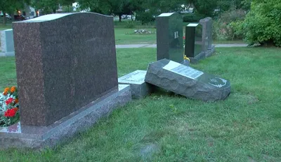 Вандалы повалили 30 памятников на еврейском кладбище в США - STMEGI
