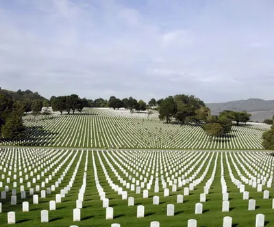 Белые могилы в кладбище Rosecrans национальном, Сан-Диего, Калифорнии, США  Редакционное Стоковое Изображение - изображение насчитывающей упадено,  воины: 70136624
