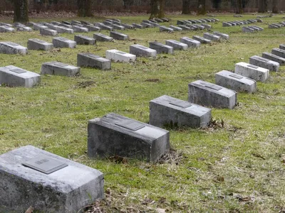 Живущая в Германии вдова Юрия Шатунова оплатила уход за могилой - МК