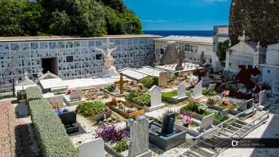 В Италии развалилось четырехэтажное кладбище. Гробы повисли в воздухе