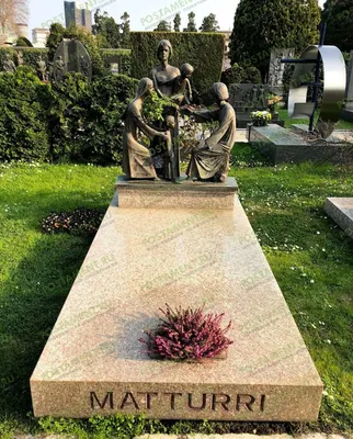 Ческато, ИТАЛИЯ - 6 августа 2019 года: Старое кладбище в горах Италии  Редакционное Фото - изображение насчитывающей итальянско, металл: 158144406